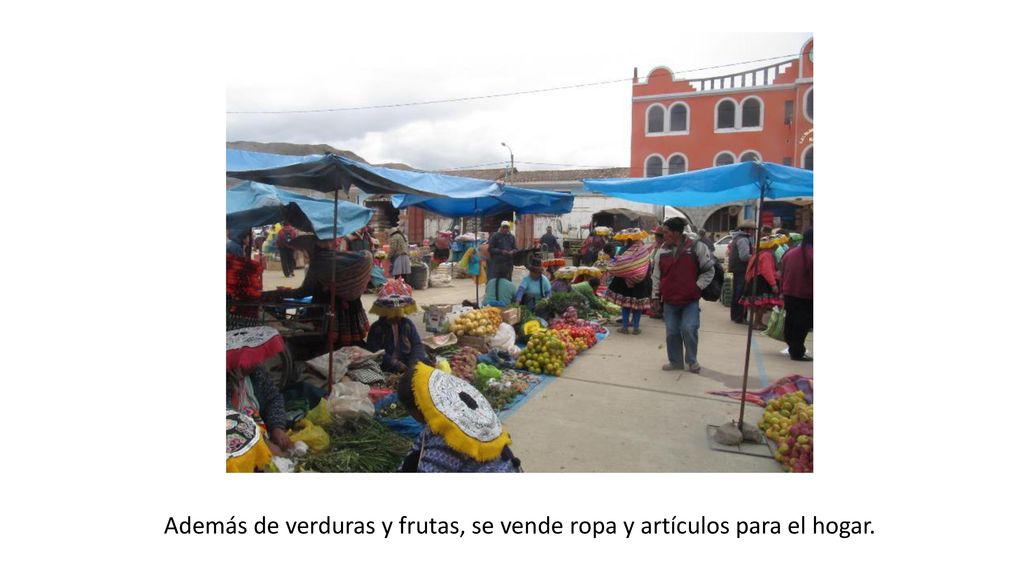 Además de verduras y frutas, se vende ropa y artículos para el hogar.