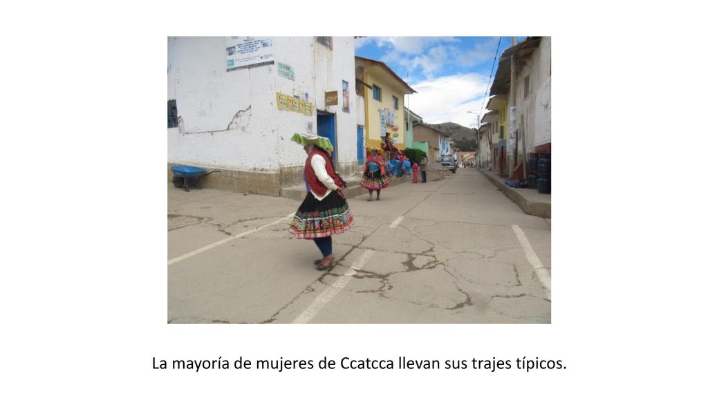La mayoría de mujeres de Ccatcca llevan sus trajes típicos.