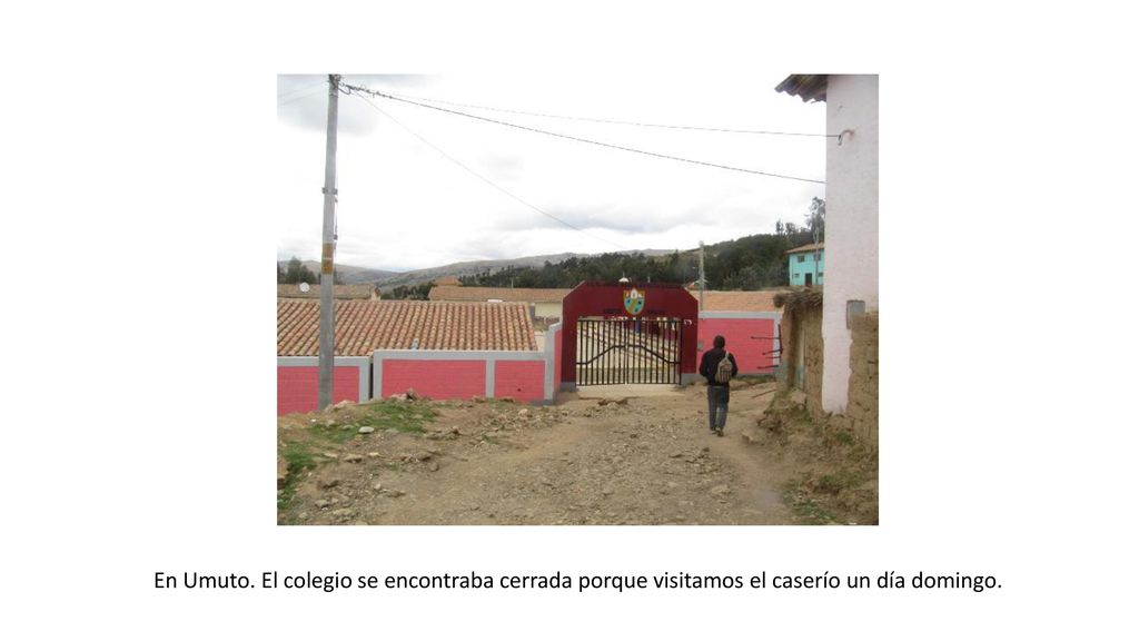 En Umuto. El colegio se encontraba cerrada porque visitamos el caserío un día domingo.