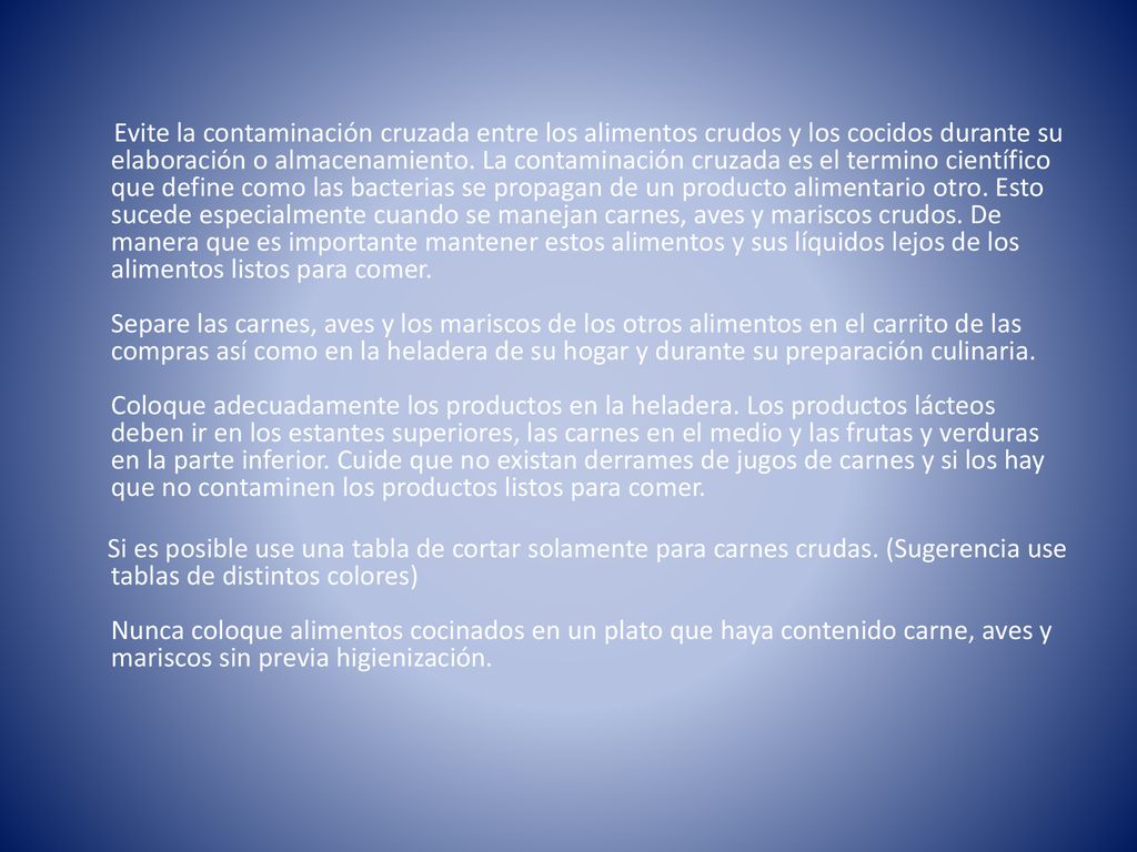 Evite la contaminación cruzada entre los alimentos crudos y los cocidos durante su elaboración o almacenamiento.