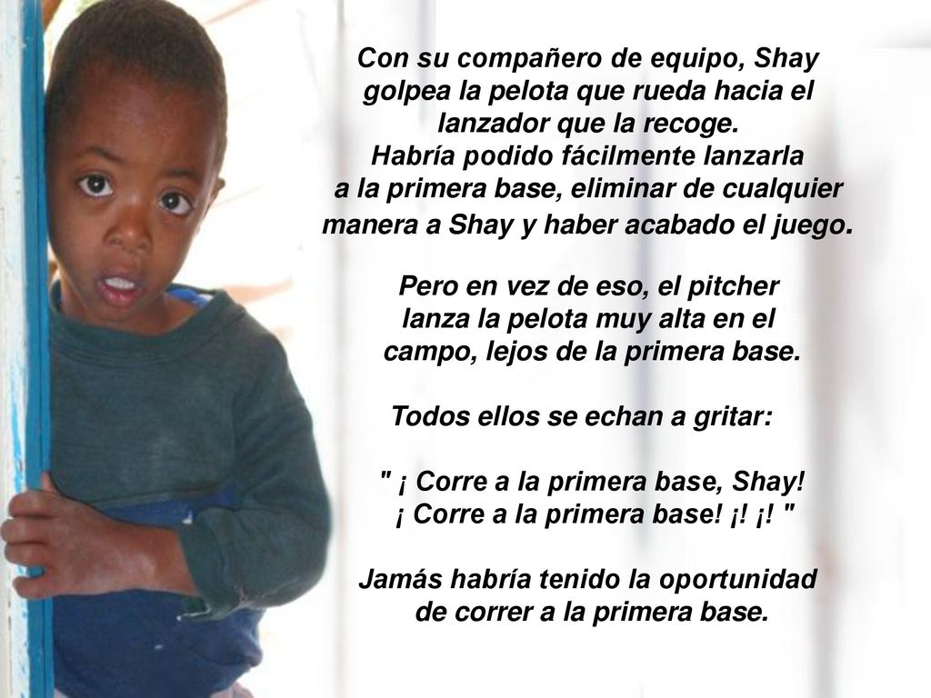 Con su compañero de equipo, Shay golpea la pelota que rueda hacia el