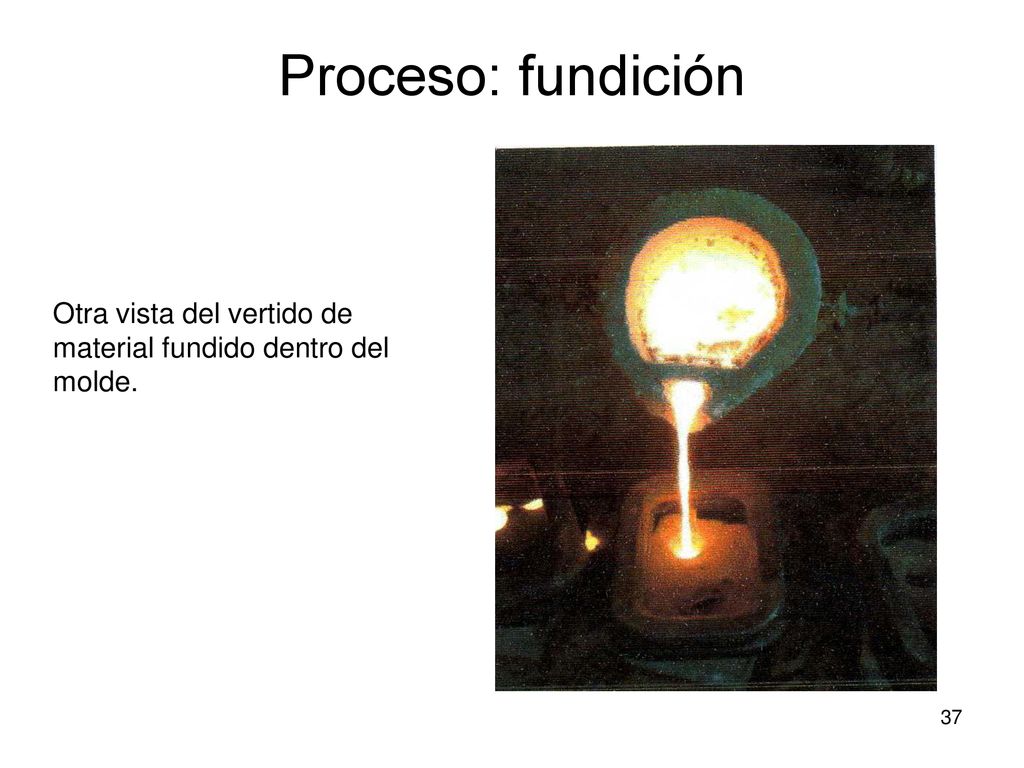 Proceso: fundición Otra vista del vertido de material fundido dentro del molde.