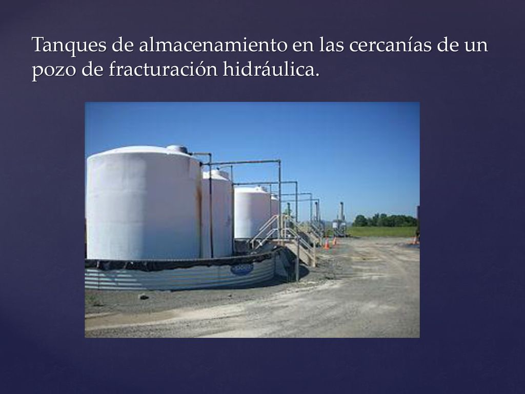 Tanques de almacenamiento en las cercanías de un pozo de fracturación hidráulica.