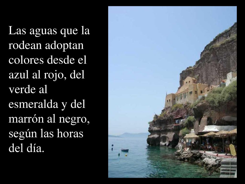 Las aguas que la rodean adoptan colores desde el azul al rojo, del verde al esmeralda y del marrón al negro, según las horas del día.