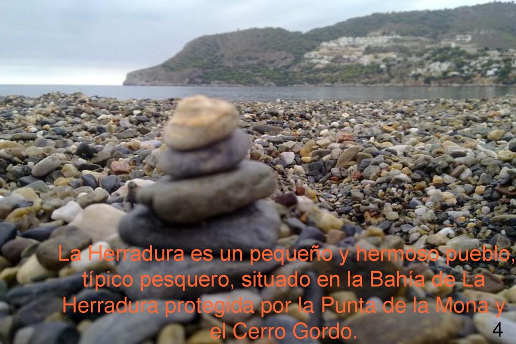 La Herradura es un pequeño y hermoso pueblo, típico pesquero, situado en la Bahía de La Herradura protegida por la Punta de la Mona y el Cerro Gordo.