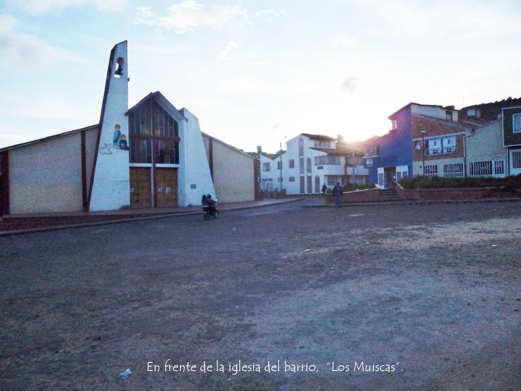 En frente de la iglesia del barrio, Los Muiscas .