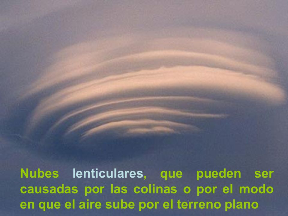 Nubes lenticulares, que pueden ser causadas por las colinas o por el modo en que el aire sube por el terreno plano