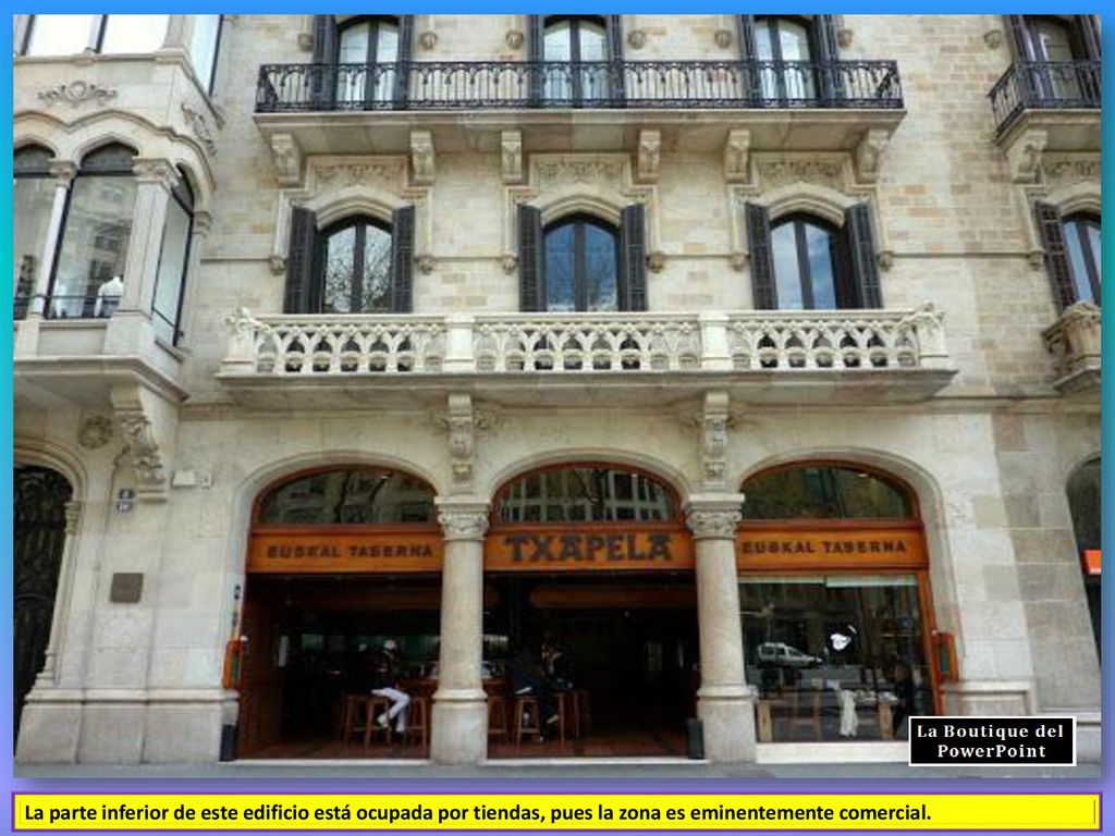 La parte inferior de este edificio está ocupada por tiendas, pues la zona es eminentemente comercial.