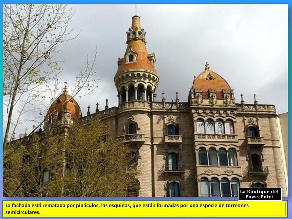 La fachada está rematada por pináculos, las esquinas, que están formadas por una especie de torreones semicirculares.