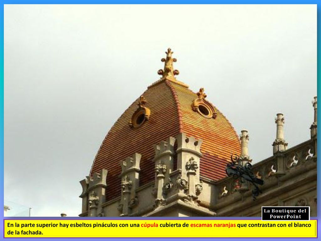 En la parte superior hay esbeltos pináculos con una cúpula cubierta de escamas naranjas que contrastan con el blanco de la fachada.