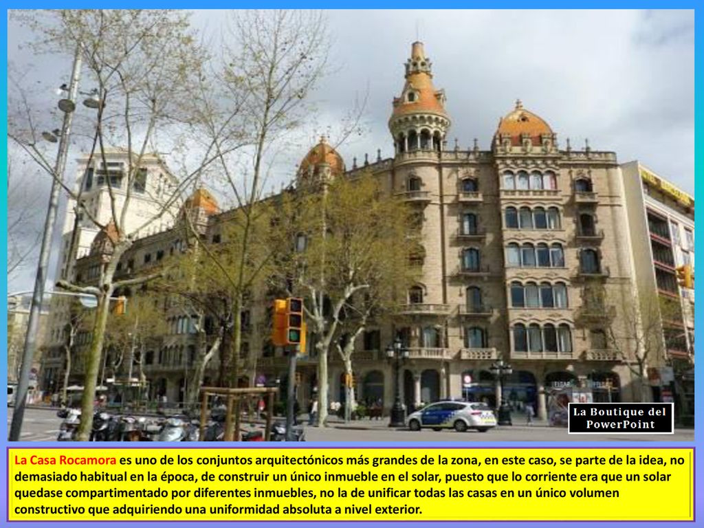 La Casa Rocamora es uno de los conjuntos arquitectónicos más grandes de la zona, en este caso, se parte de la idea, no demasiado habitual en la época, de construir un único inmueble en el solar, puesto que lo corriente era que un solar quedase compartimentado por diferentes inmuebles, no la de unificar todas las casas en un único volumen constructivo que adquiriendo una uniformidad absoluta a nivel exterior.