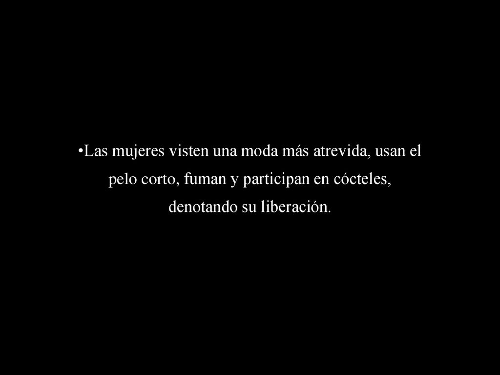 Las mujeres visten una moda más atrevida, usan el pelo corto, fuman y participan en cócteles, denotando su liberación.