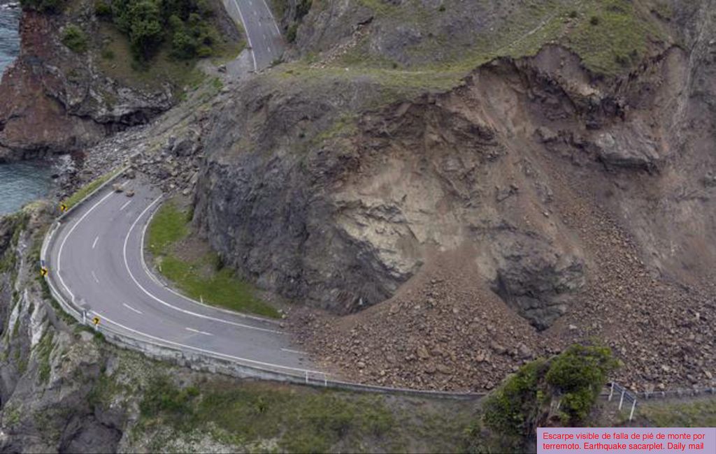 Escarpe visible de falla de pié de monte por terremoto