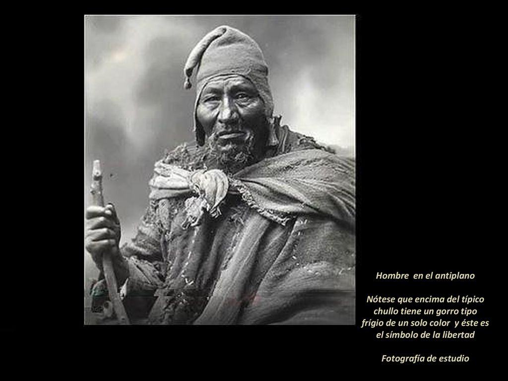 Hombre en el antiplano Nótese que encima del típico chullo tiene un gorro tipo frígio de un solo color y éste es el símbolo de la libertad Fotografía de estudio