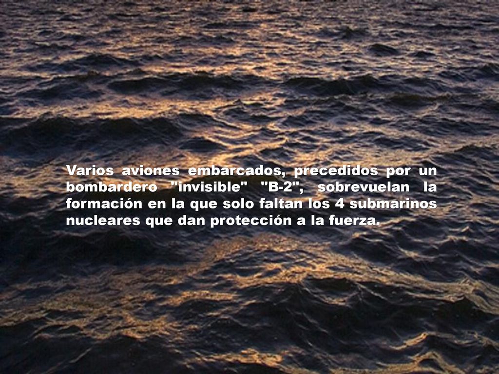 Varios aviones embarcados, precedidos por un bombardero invisible B-2 , sobrevuelan la formación en la que solo faltan los 4 submarinos nucleares que dan protección a la fuerza.