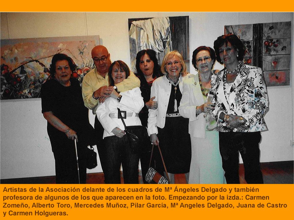 Artistas de la Asociación delante de los cuadros de Mª Ángeles Delgado y también profesora de algunos de los que aparecen en la foto.