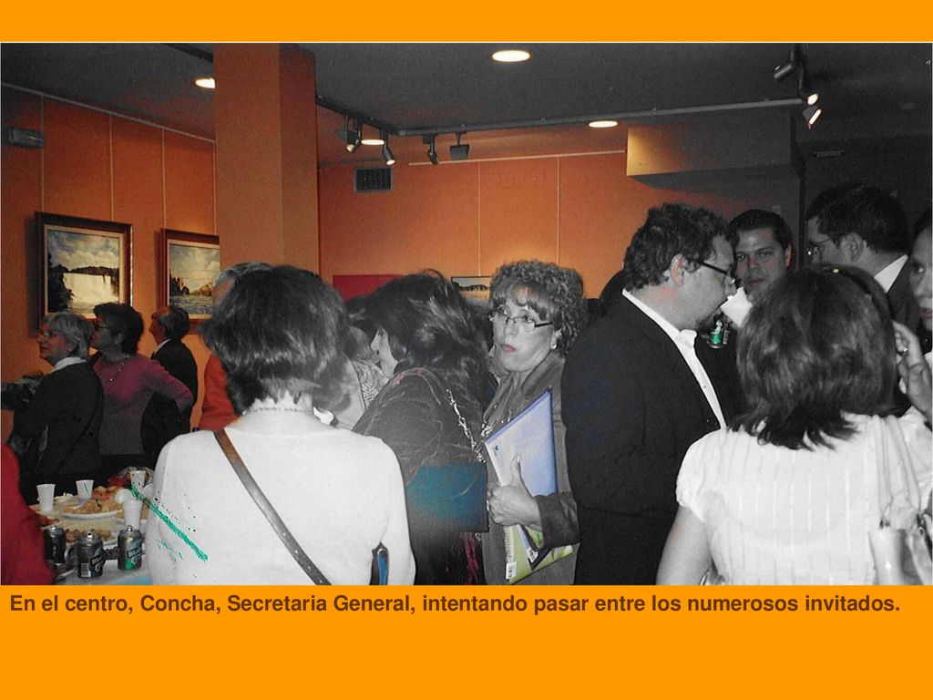 En el centro, Concha, Secretaria General, intentando pasar entre los numerosos invitados.