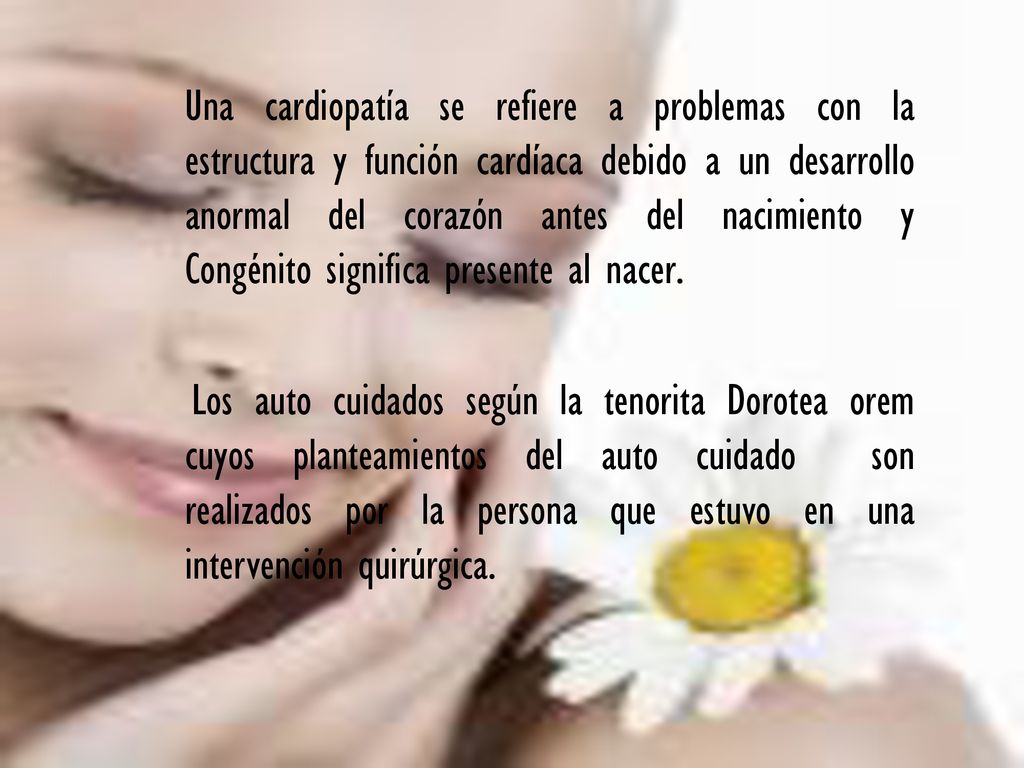 Una cardiopatía se refiere a problemas con la estructura y función cardíaca debido a un desarrollo anormal del corazón antes del nacimiento y Congénito significa presente al nacer.