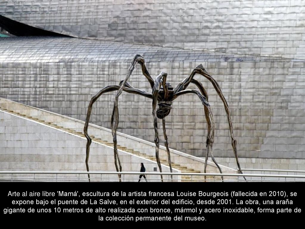 Arte al aire libre Mamá , escultura de la artista francesa Louise Bourgeois (fallecida en 2010), se expone bajo el puente de La Salve, en el exterior del edificio, desde 2001.