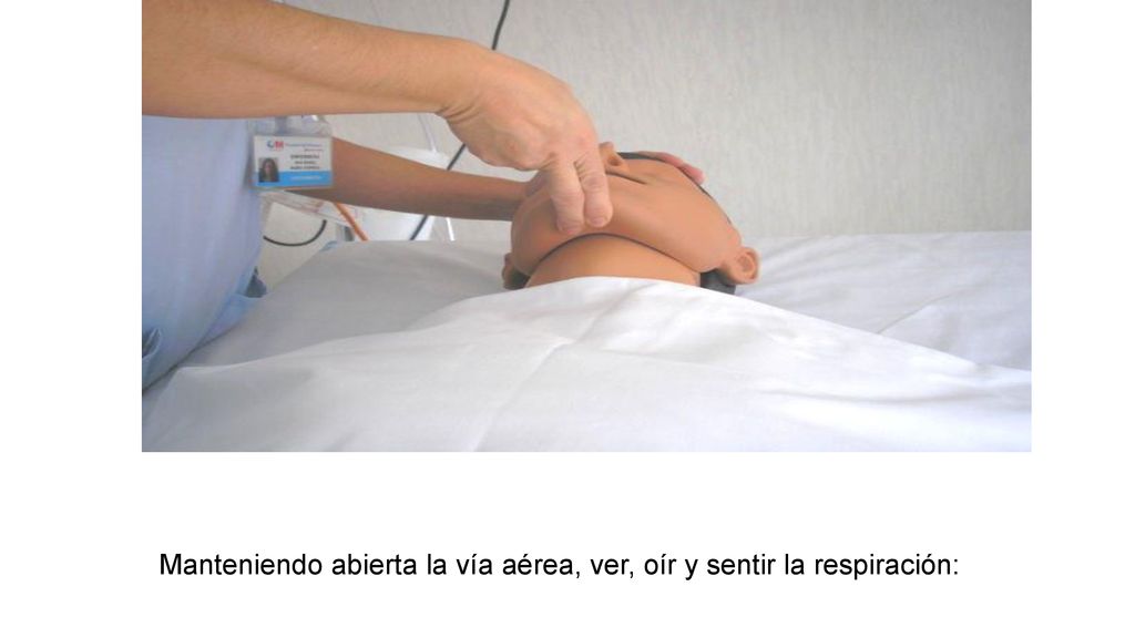 Manteniendo abierta la vía aérea, ver, oír y sentir la respiración: