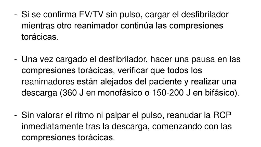 Si se confirma FV/TV sin pulso, cargar el desfibrilador mientras otro reanimador continúa las compresiones torácicas.