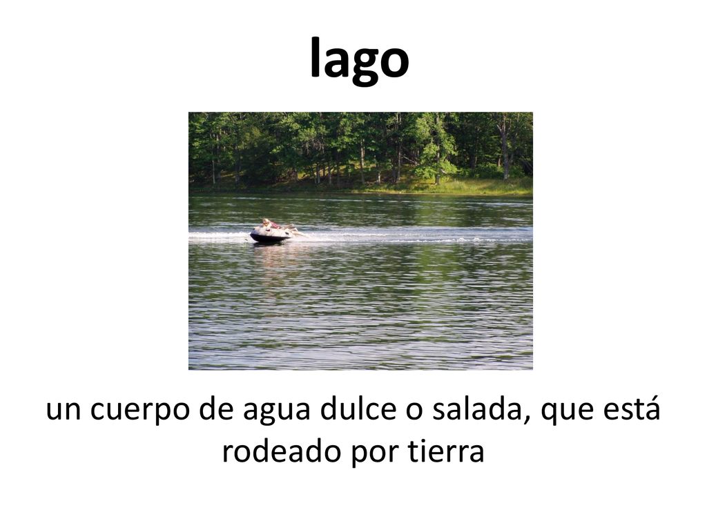 un cuerpo de agua dulce o salada, que está rodeado por tierra