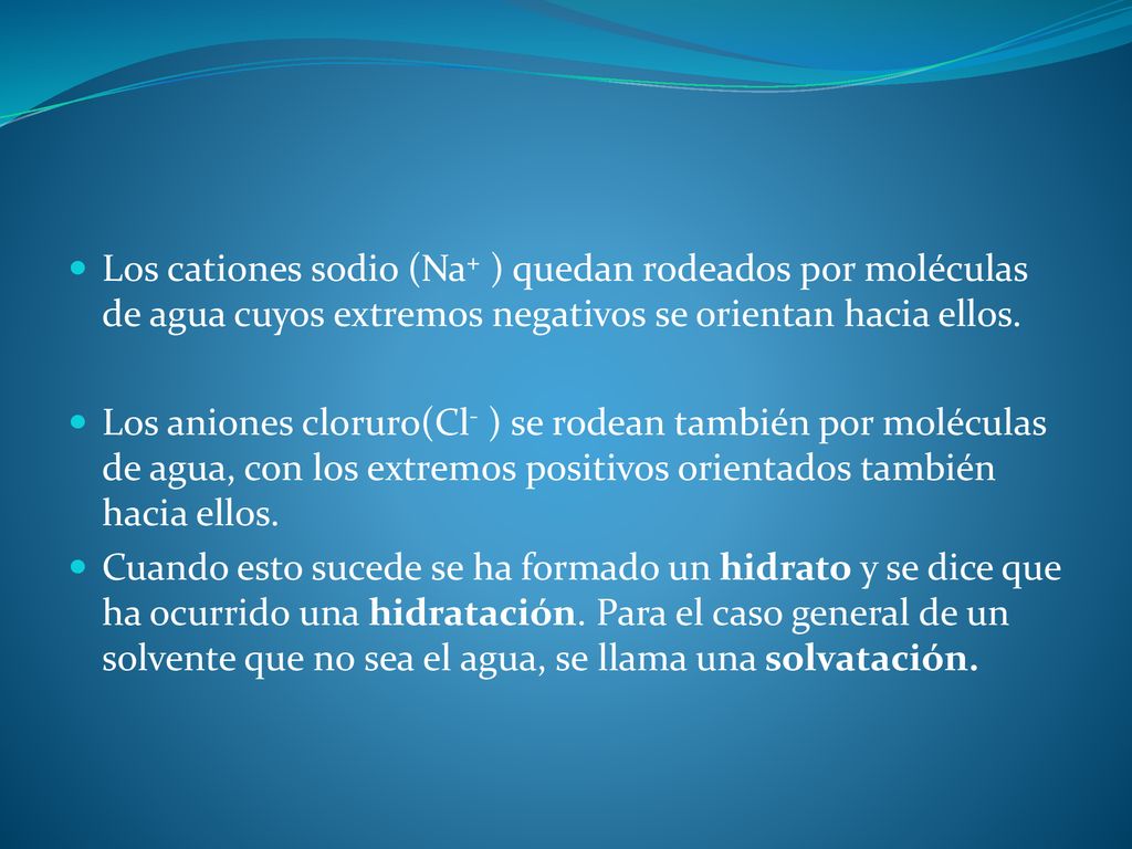 Los cationes sodio (Na+ ) quedan rodeados por moléculas de agua cuyos extremos negativos se orientan hacia ellos.
