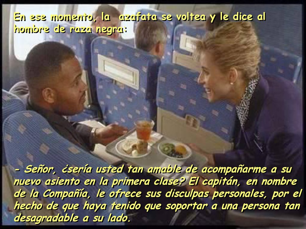 En ese momento, la azafata se voltea y le dice al hombre de raza negra: