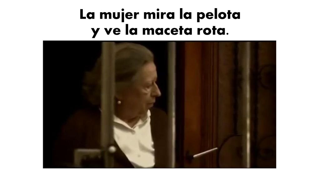 La mujer mira la pelota y ve la maceta rota.
