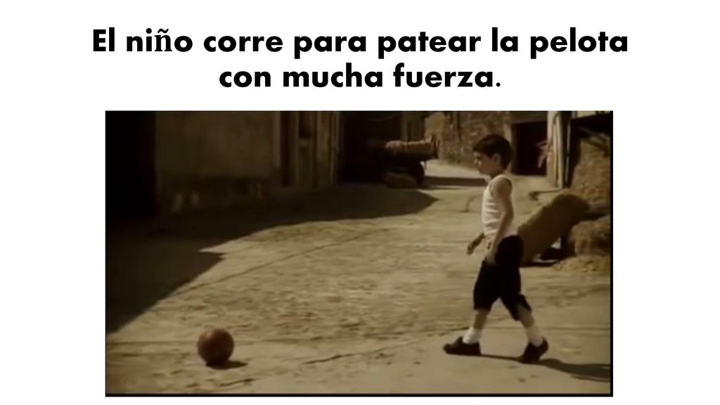 El niño corre para patear la pelota