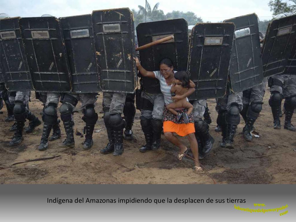 Indígena del Amazonas impidiendo que la desplacen de sus tierras