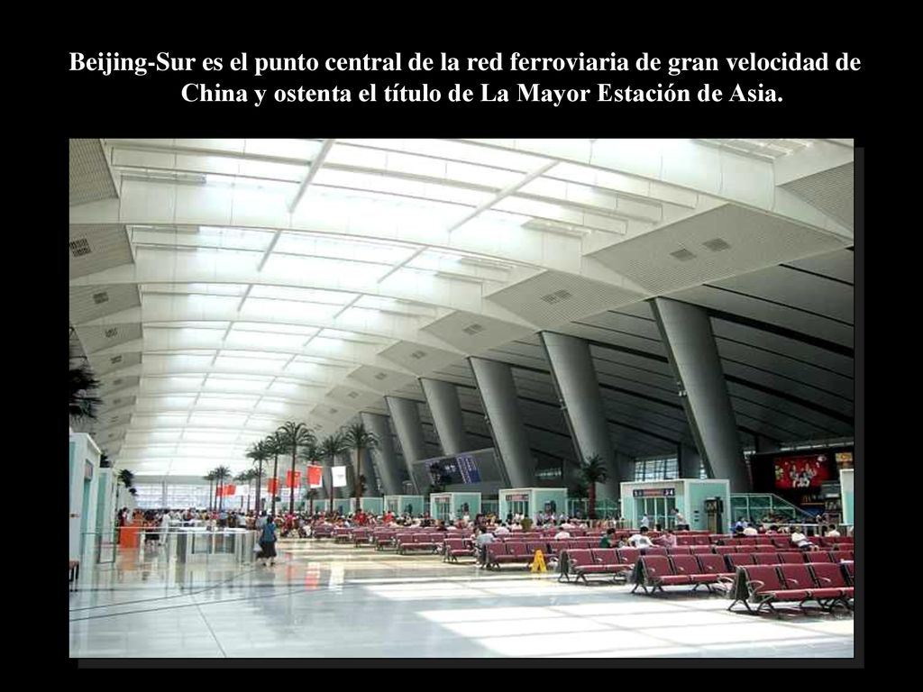 Beijing-Sur es el punto central de la red ferroviaria de gran velocidad de China y ostenta el título de La Mayor Estación de Asia.