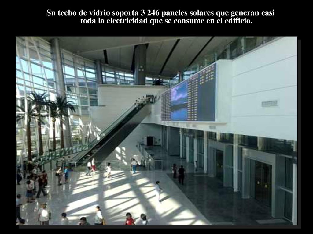 Su techo de vidrio soporta paneles solares que generan casi toda la electricidad que se consume en el edificio.