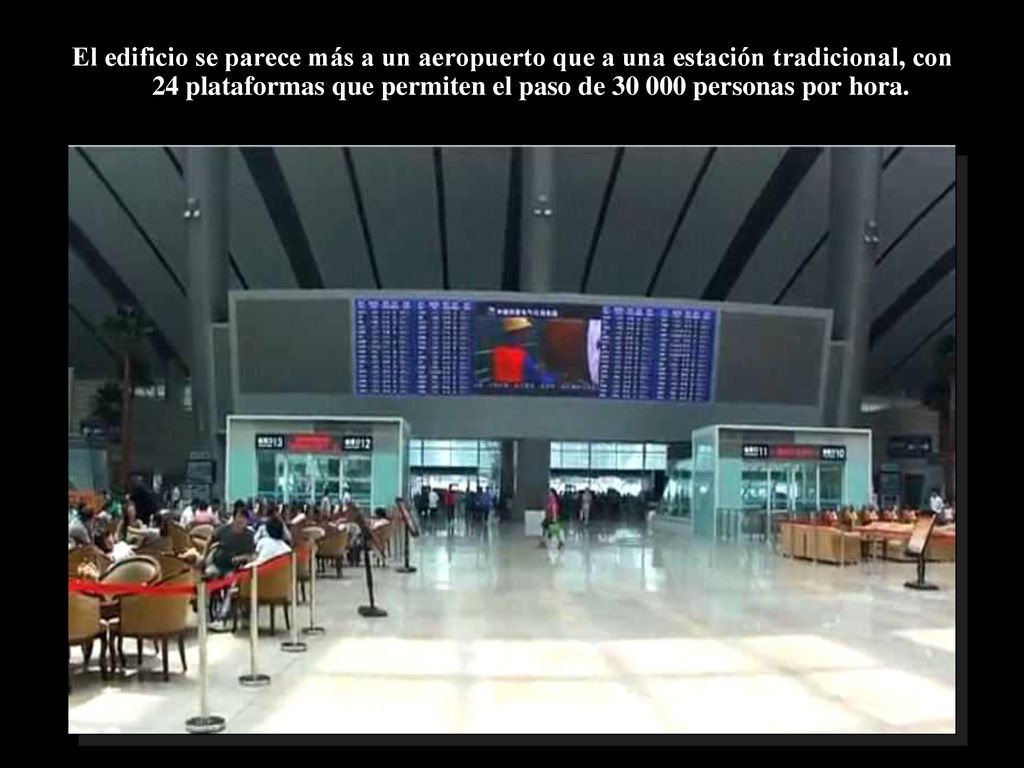 El edificio se parece más a un aeropuerto que a una estación tradicional, con 24 plataformas que permiten el paso de personas por hora.