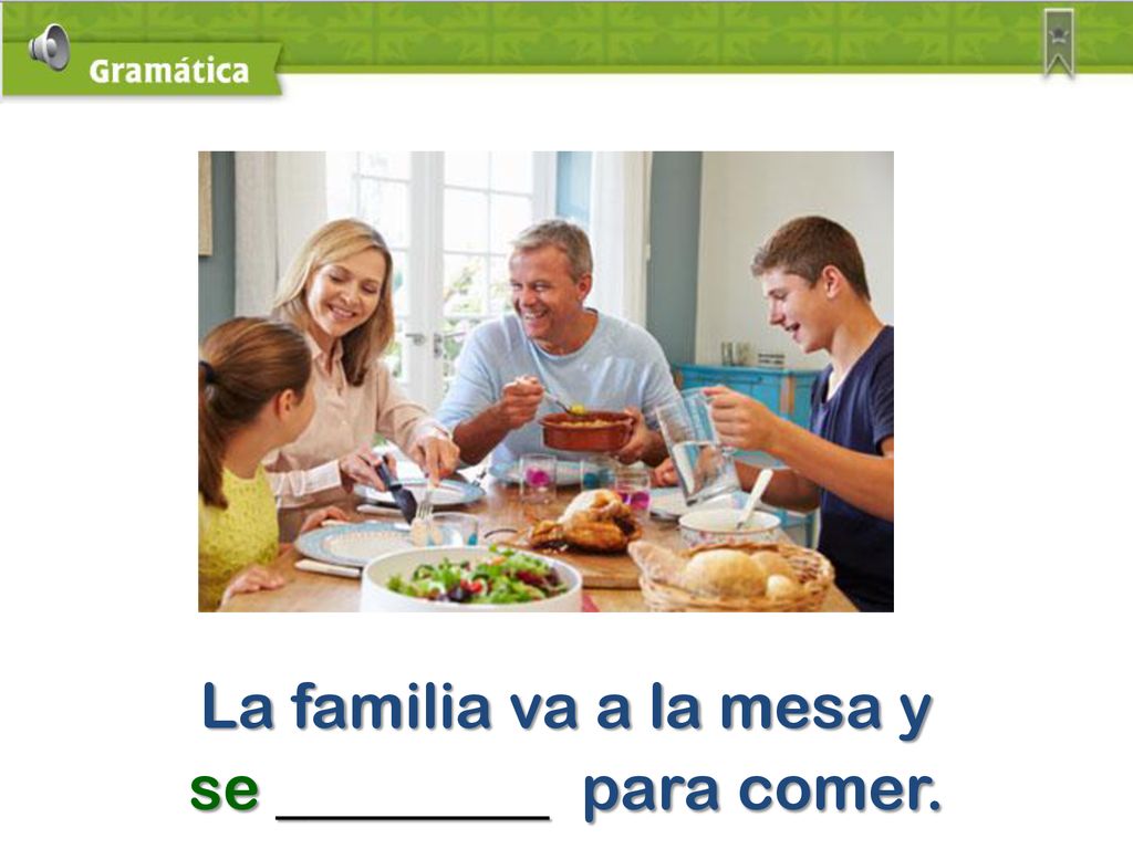 La familia va a la mesa y se para comer.