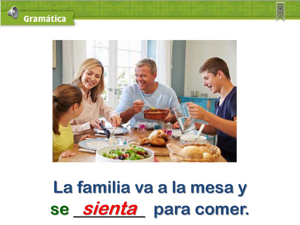 La familia va a la mesa y se sienta para comer.