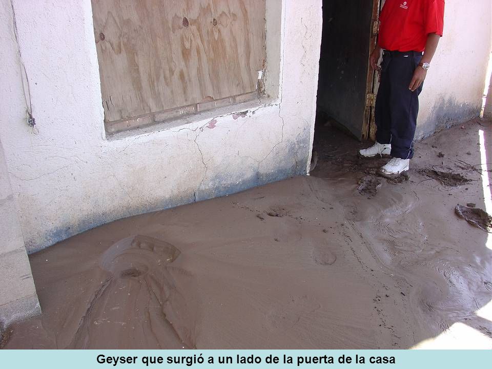 Geyser que surgió a un lado de la puerta de la casa