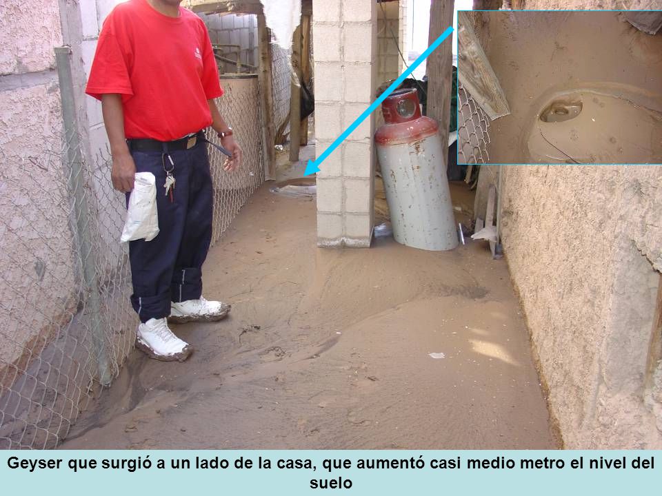 Geyser que surgió a un lado de la casa, que aumentó casi medio metro el nivel del suelo