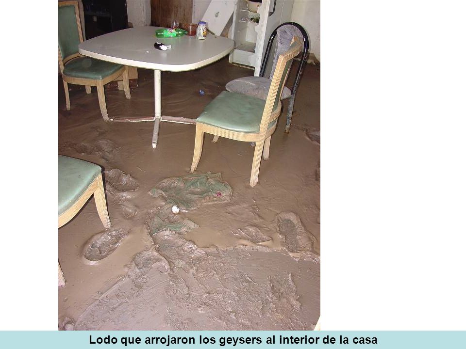 Lodo que arrojaron los geysers al interior de la casa