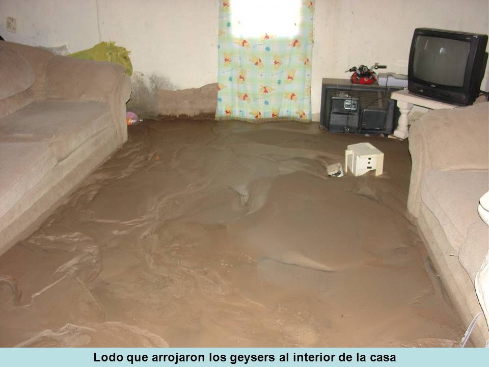 Lodo que arrojaron los geysers al interior de la casa