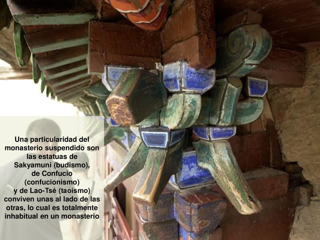 Una particularidad del monasterio suspendido son las estatuas de