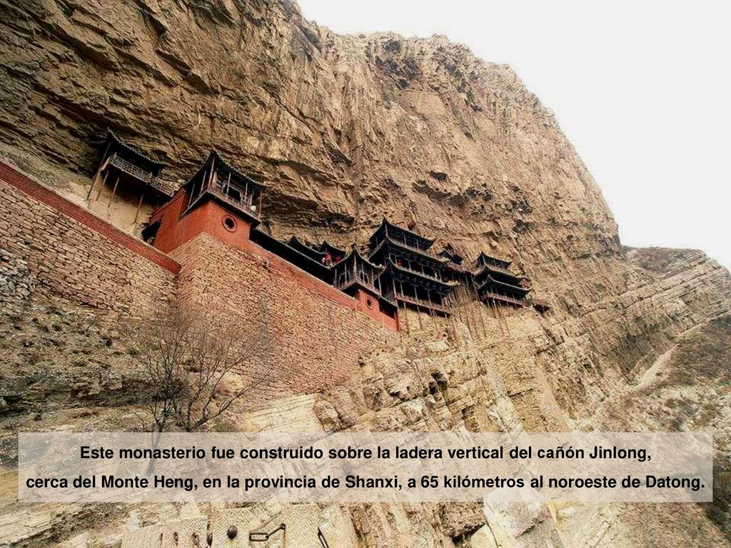 Este monasterio fue construido sobre la ladera vertical del cañón Jinlong,