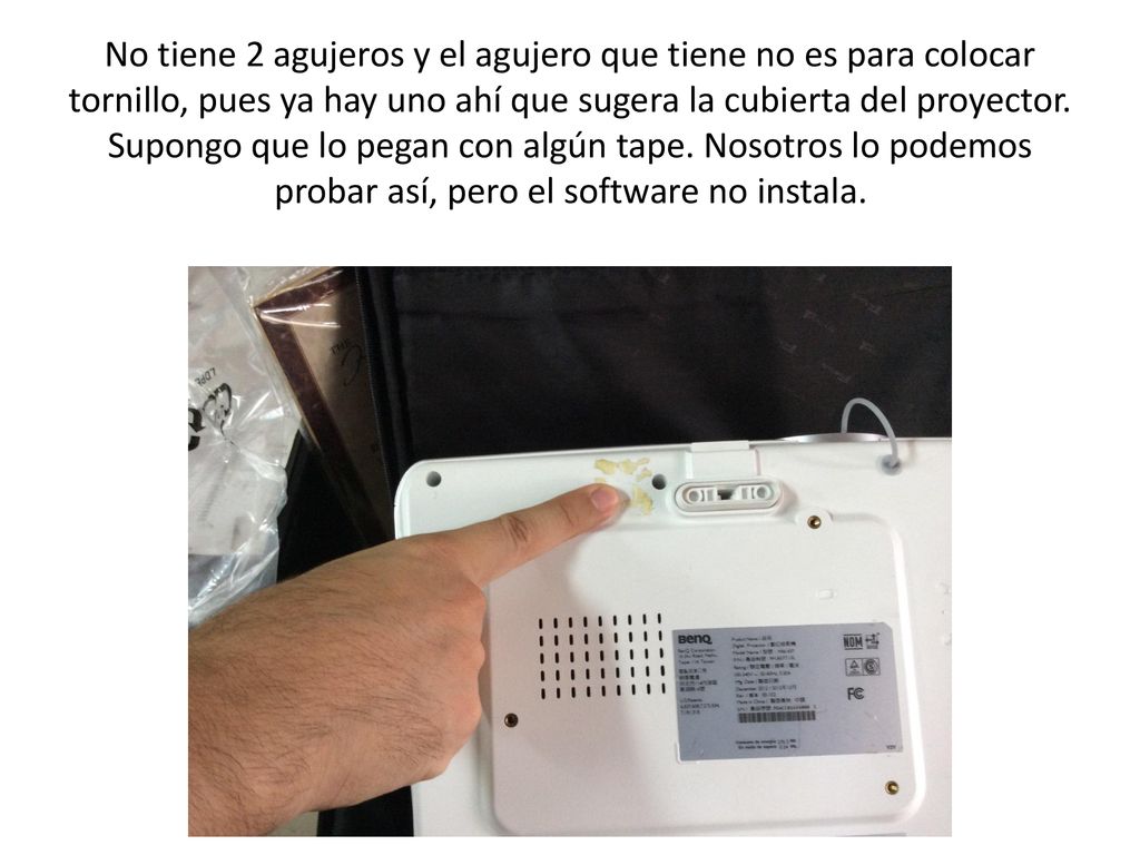 No tiene 2 agujeros y el agujero que tiene no es para colocar tornillo, pues ya hay uno ahí que sugera la cubierta del proyector.