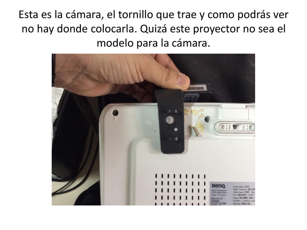Esta es la cámara, el tornillo que trae y como podrás ver no hay donde colocarla.