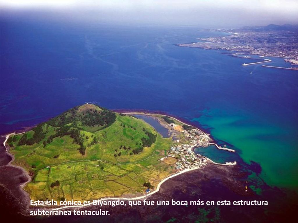 Esta isla cónica es Biyangdo, que fue una boca más en esta estructura subterránea tentacular.
