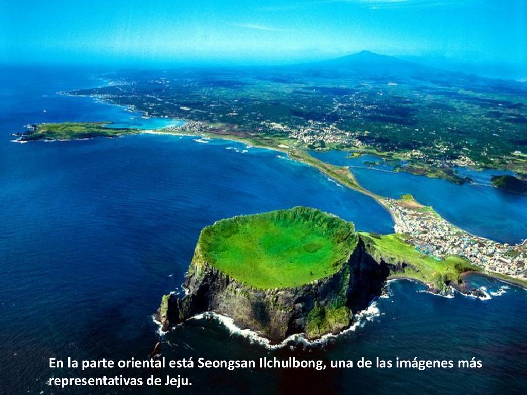 En la parte oriental está Seongsan Ilchulbong, una de las imágenes más representativas de Jeju.