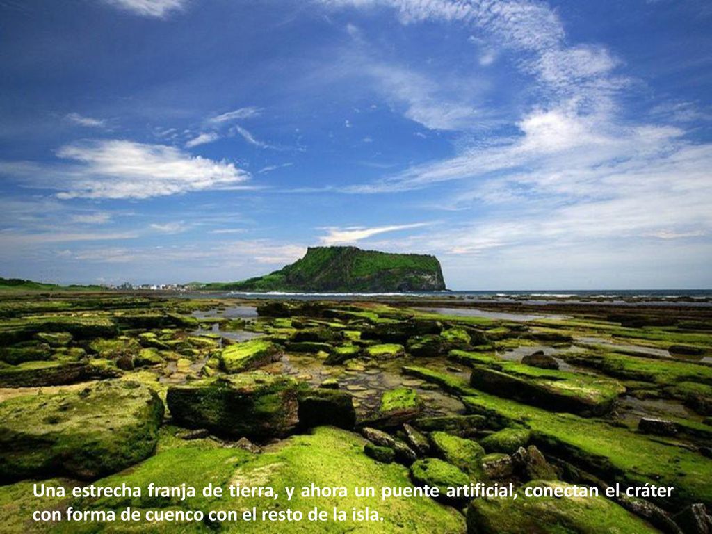 Una estrecha franja de tierra, y ahora un puente artificial, conectan el cráter con forma de cuenco con el resto de la isla.