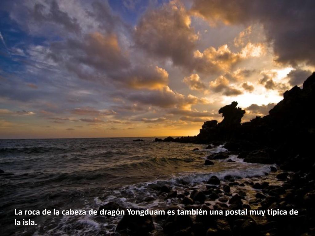 La roca de la cabeza de dragón Yongduam es también una postal muy típica de la isla.