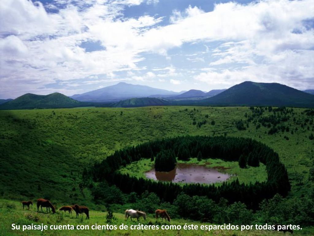 Su paisaje cuenta con cientos de cráteres como éste esparcidos por todas partes.