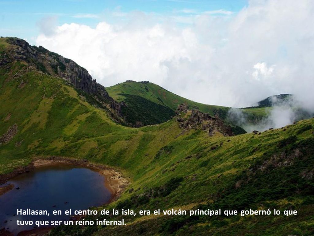 Hallasan, en el centro de la isla, era el volcán principal que gobernó lo que tuvo que ser un reino infernal.